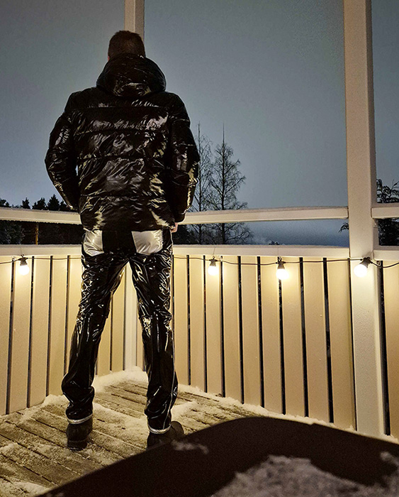 Mustat pvc-housut hopeisilla taskuilla