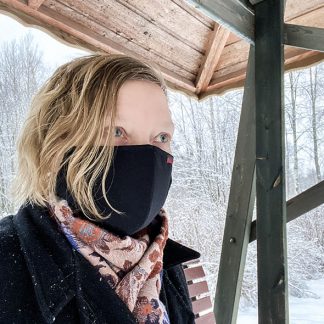 Musta maski suodattavalla kankaalla