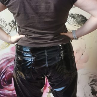 Vinyylihousut suoralla lahkeella