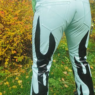 Mintunvihreät pvc-housut liekkikuvioilla